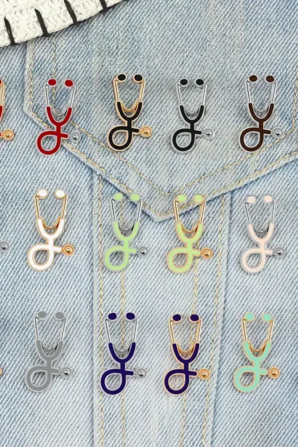 Pines para ropa con forma de estetoscopio.