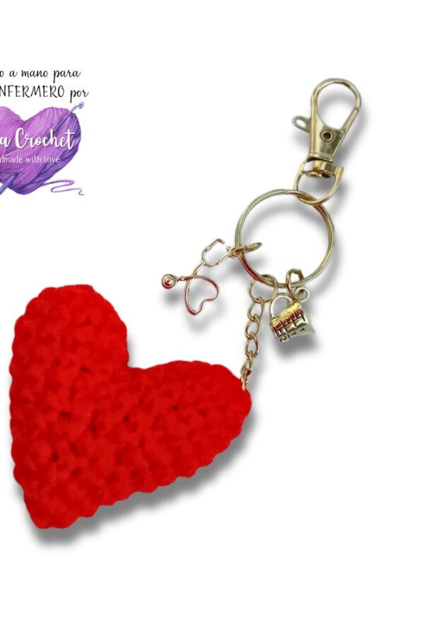Llavero corazon crochet fabricado a mano y dijes enfermería.