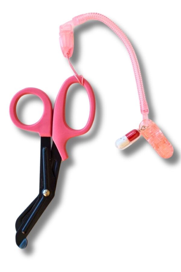 Porta Tijeras para Enfermería con Clip y Cordón Extensible – Varios Colores. - Rosado