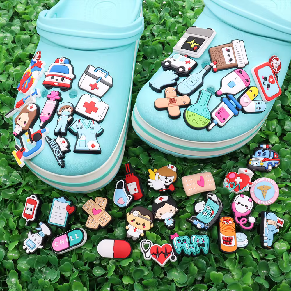 Pin para calzado crocs con diseños de enfermeria