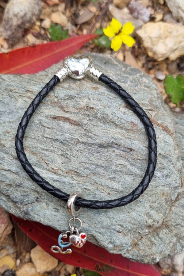 Pulsera de cuerina para dijes negra con corazón