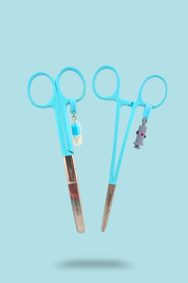 Kit Tijera de Mayo + Pinza con Charms – Rosa o Celeste.