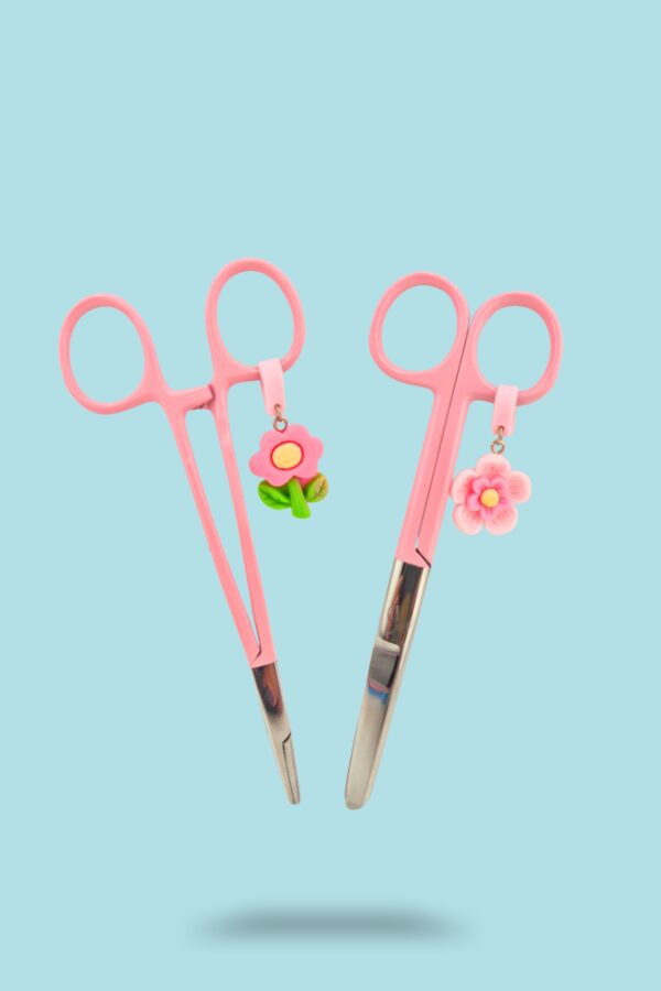 Kit Tijera de Mayo + Pinza con Charms de Flores – Rosa o Celeste.